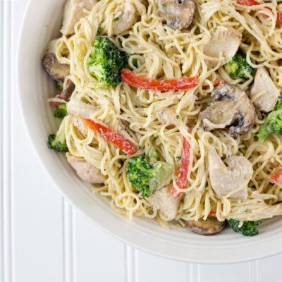 Up close overhead picture of a bowl of chicken primavera pasta