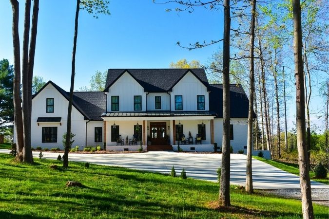white modern farmhouses exterior